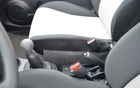 Un morceau de tapis a été placé entre la console et les sièges avant. Le look fait assez "cheap", merci!
