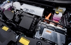 Sous son capot, la Prius V abrite le même groupe motopropulseur que l’on retrouve à bord du modèle habituel