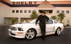 Carroll Shelby, en face de son usine et de son mus&eacute;e de Las Vegas, devant une Shelby GT 2007
