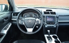 À défaut d'être aussi esthétique que celui d'une Hyundai Sonata, le tableau de bord de la Camry s'avère très ergonomique.