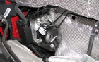 Caché à l'arrière du bloc moteur se trouve le module électronique du système de freinage ABS. Il n'est pas très protégé mais sa position haute dans le compartiment moteur ne l'expose pas aux intempéries.