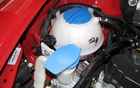 Les contenants du liquide de refroidissement (à l'arrière) et celui du liquide lave-glace (à l'avant) sont très bien situés pour un accès facile. On remarque également qu'ils sont placés du côté gauche du compartiment moteur, du côté de l'accotement, pour plus de sécurité.