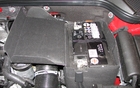 La batterie est bien protégée des intempéries. En plus d'être agréable au coup d'oeil, ce feutre sert également à protéger la batterie de la chaleur provenant du moteur.