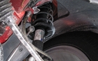Les suspensions avant sont de type MacPherson et positionnées avec une légère inclinaison vers l'arrière afin de mieux absorber les imperfections de la route.