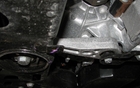 Sous le véhicule, on remarque un drôle de support. Il sert à soutenir la motorisation en la fixant adéquatement au châssis.