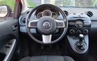 Le tableau de bord de la Mazda2 est bien étudié et ergonomique mais il n'a pas la prestance de celui de la Sonic.
