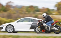 Aprilia RSV4 vs. Audi R8