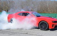 Une Chevrolet Camaro ZL1 2012 part en fumée