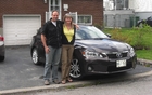 Martin Lessard et Céline Huneault posent devant la Lexus CT200h qu'ils ont mis à l'essai pendant deux semaines.