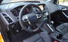 À l’intérieur, la Focus ST comporte aussi des éléments rehaussant sont style et ses performances