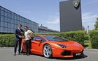 Stephan Wilkelmann, président de la société Lamborghini remet les clés de la 1000ième Aventador à Hans Scheidecker