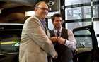 "Steve Ambeau (à droite), chef des communications de la marque MINI Canada, remet à Jeremy Burge les clés de sa toute nouvelle MINI Cooper S Countryman,alors que la marque célèbre son 10e anniversaire d'existence au Canada.