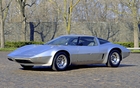 Voici l'Aerovette, une voiture concept, aussi connue sous l'appellation XP-882 puis XP-895, construite en aluminium et propulsée par deux moteurs rotatifs.  La XP-895 a été présentée au public à la fin de 1973.