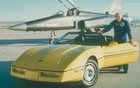 La Corvette Official Pace Car 1986 avec son pilote, Chuck Yeager. Ce dernier fut le premier à franchir le mur du son en octobre 1947.