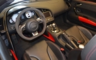 La pièce centrale de cet intérieur est le volant sport recouvert d’Alcantara