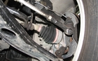 By the front wheels, we spotted the independent strut suspension. Since this vehicle comes with AWD, there’s the transmission shaft in the centre, the steering above and the suspension table.  
