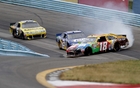 Le moment clé de l'épreuve de Coupe Sprint NASCAR à Watkins Glen : Keselowski envoie Busch en tête-à-queue, ce qui profitera ultimement à Ambrose. 