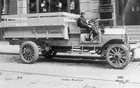 Lors des premières années de la marque, les Pick-up GMC étaient classés par charge utile nominale. Ce modèle 1913 de 2 tonnes était utilisé pour les livraisons de la Trappe Canning Company à Easton, Md.Sierr