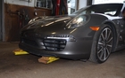 Le bouclier avant de la Carrera S est très bas et frotte sur les pattes du lève-voiture. Notre voiture d'essai avait 10 00 km et il était déjà passablement égratigné.