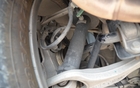 Détail de la suspension arrière faite de robustes éléments d'aluminium.