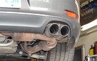 En temps normal, les gaz s'échappent par l'embout extérieur. Si on appuie sur le bouton sur la console pour obtenir une sonorité plus inspirante, ils passent par l'embout intérieur.