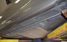 Les bas de caisse sont recouvert de "gravel guard" tandis que le dessous est recouvert de plaques améliorant l'aérodynamisme et étouffant, un peu, les bruits de la route.