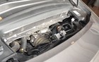 Une fois la grille de ventilation enlevée, on voit le dessus du moteur.