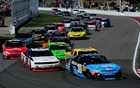 Qualifié en pole position de la course de Nationwide, Alex Tagliani (30) a perdu ses chances de victoire lorsque Jacques Villeneuve (22) l'a sorti de piste.