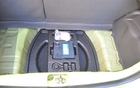 Flat tires happen a lot less often than they used to, but having a spare tire is always reassuring. Here, to save weight, they preferred to include a compressor to repair a possible flat.