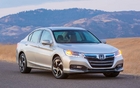 Parmi les différences démarquant la Honda Accord PHEV de la Accord régulière, notons les phares de jour qui font appel à des DEL