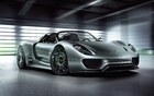 10 - Porsche 918 Spyder (845 000 $). Le bolide à motorisation hybride rechargeable annonce une puissance globale de 718 chevaux. Il passe de 0 à 100 km/h en 3,1 secondes. 