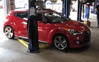 La Veloster turbo avec ses jupes latérales et ses immenses jantes de 18 pouces