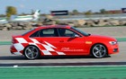 Audi a décidé de pousser au maximum l’expérience en mettant la S4 dans son milieu naturel, une piste de course.