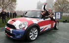 Mini Cooper et ses 28 gymnastes 