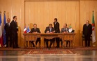 De gauche à droite, M. Hollande, M. Kugler (Renault), M. Tazerouti (SNVI), M. Haddad (FNI) et M. Bouteflika