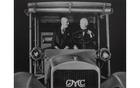 Max Grabowsly (à gauche), fondateur de la firme Rapid Motor est au volant d'un camion de 1902 qui est à l'origine de la marque GMC