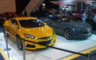 La Chevrolet Tru 140S Concept (en jaune).