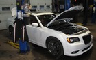 La puissante Chrysler 300 SRT8 est sur le point de nous montrer ce qu'elle a dans le corps. Quelques éléments esthétiques extérieurs lui permettent de se démarquer de la 300 standard dont une suspension abaissée et des jantes de 20 pouces.