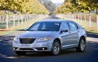 La Chrysler 200 est offerte en livrées berline (comme ici) et cabriolet.