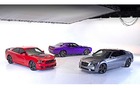 Dodge Charger SRT8 Super Bee 2013 (rouge), Dodge Challenger SRT8 Core Edition 2013 (mauve) et Chrysler 300 SRT8 Core Edition 2013 (grise).