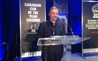 Notre collègue Marc Lachapelle, en train de remettre le prix de la meilleure technologie de l'année