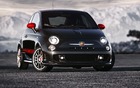 La Fiat 500 Abarth se distingue de la version régulière par des prises d'air beaucoup plus imposantes, des phares d'appoint et des jantes différentes.