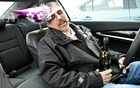 Cet homme ne devrait pas cuver son vin dans sa voiture. Et avoir ses clés avec lui est loin d'arranger la situation!