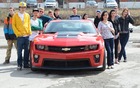 Karina Veilleux et ses élèves entourent la Camaro ZL1, une voiture qui ne les a pas laissés froids!