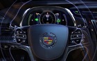 Les palettes de changement de vitesses de l'ELR de Cadillac permettent au conducteur de régénérer temporairement l'énergie et de l'emmagasiner sous forme d'électricité dans le bloc-batteries pour usage ultérieur. Premier modèle de Cadillac à être alimenté à l'électricité, l'ELR sera mis en vente au début de 2014.