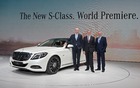 La Mercedes-Benz Classe S 2014 avec Dr. Dieter Zetche chef de la direction, Dr. Thomas Weber membre du directoire et Dr. Joachim Schmidt vice-président ventes et marketing de Mercedes-Benz