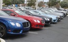 Les concessionnaires consacrés exclusivement aux voitures d'exception sont désormais rarissimes. Vous voulez une Bentley? Quelle couleur?