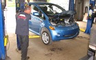 Malgré sa mécanique électrique, cela n'empêche pas la i-MiEV de visiter le garage pour cette inspection.