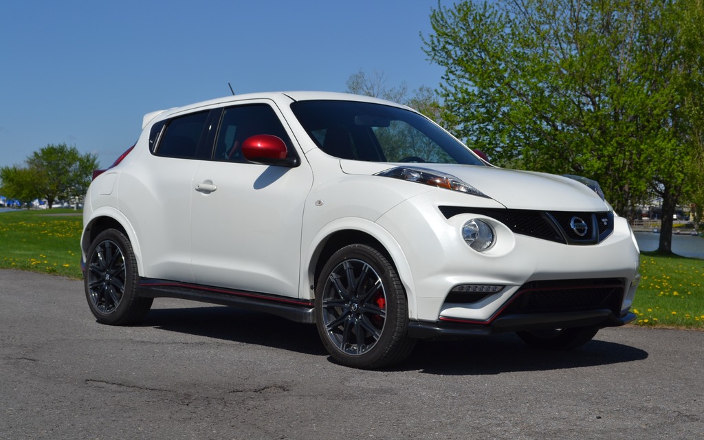 Красный Nissan Juke r18