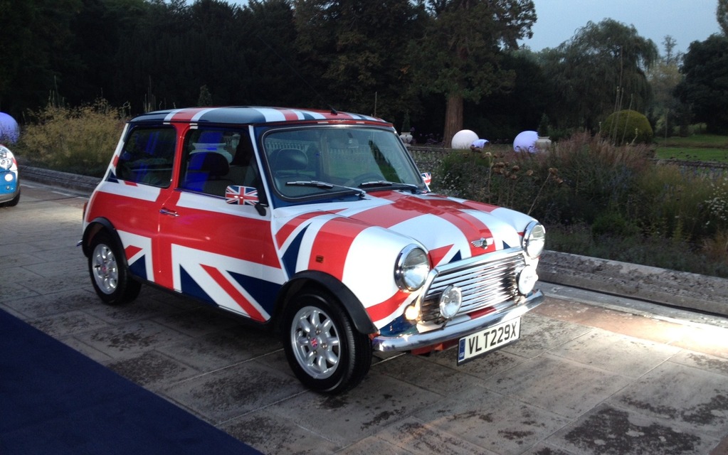 Car Guide At The Mini Museum In Oxford, England 19/20